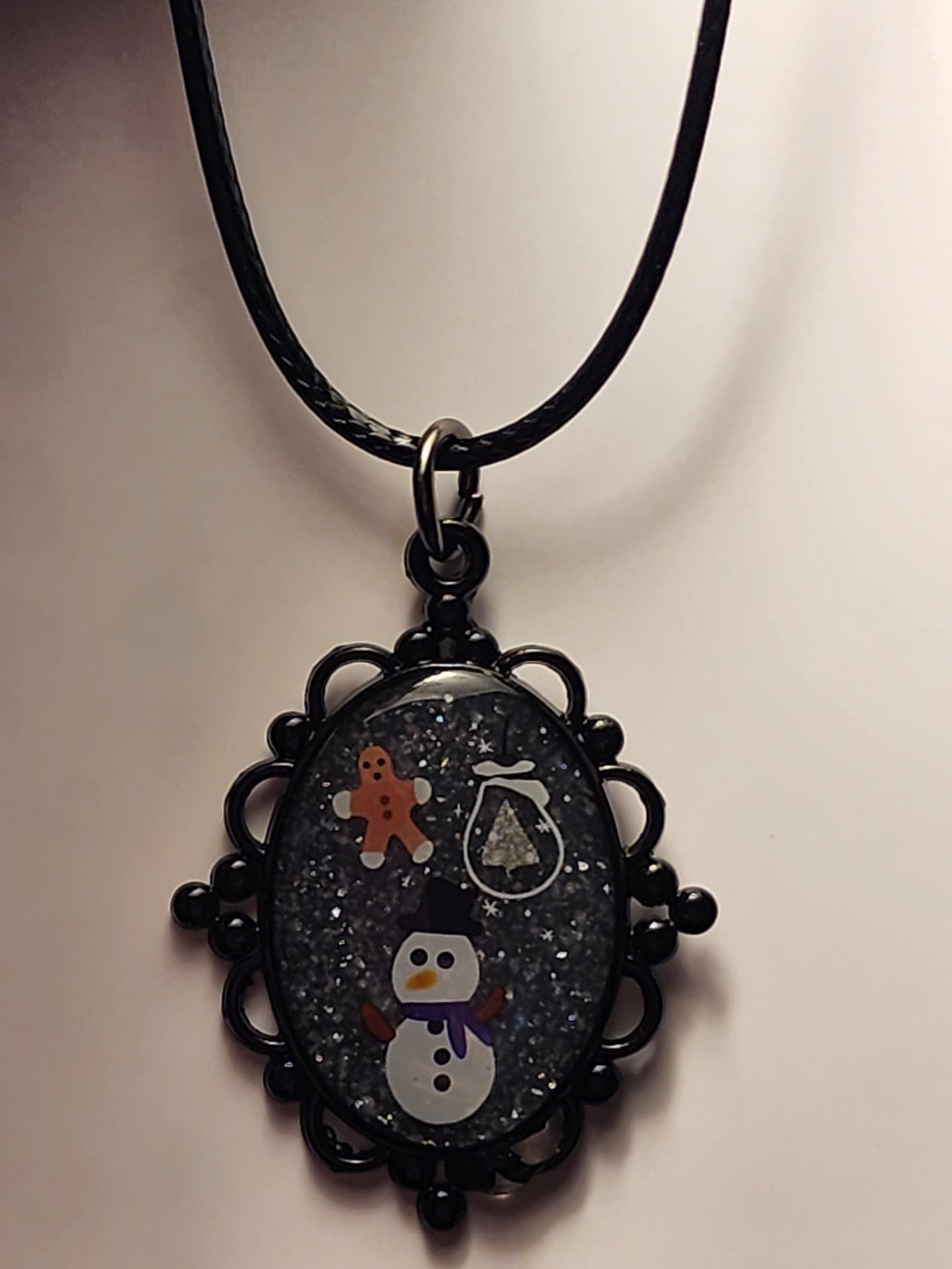 Black Vintage Oval Pendant Christmas Necklace